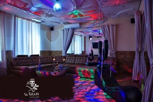 Световое и музыкальное оснащение позволяет за минуту превратить зал в ночной клуб.
